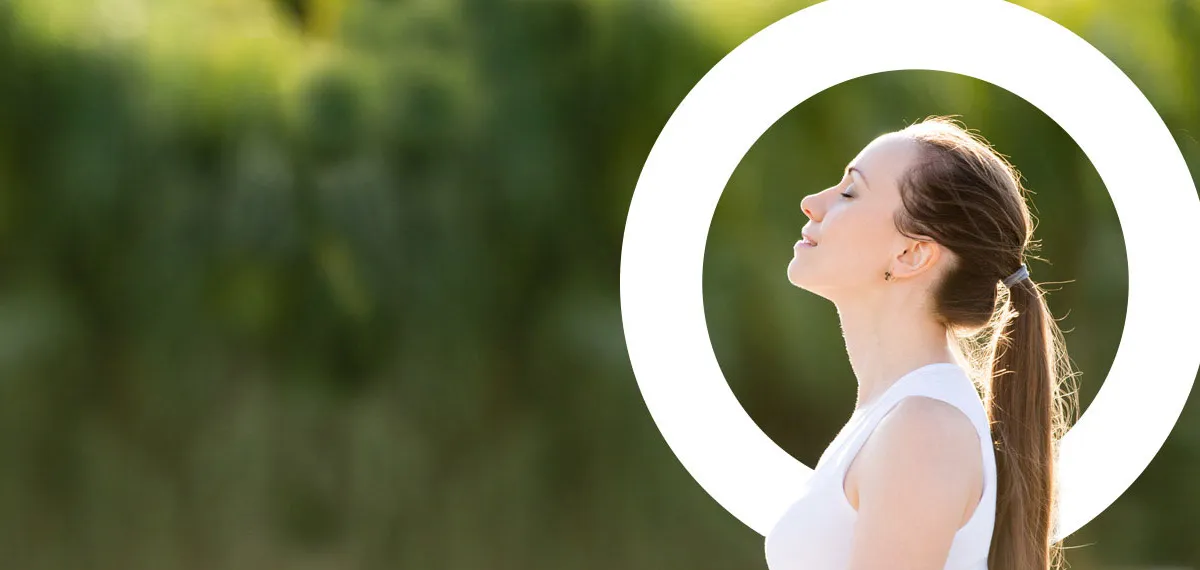 Frau Atmend Eine Frau mit geschlossenen Augen