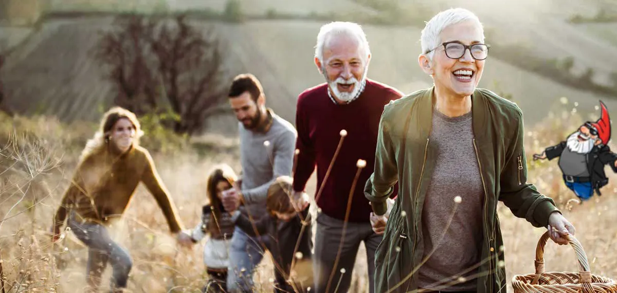 Lebensfreude Familie Eine Familie geht über ein Feld