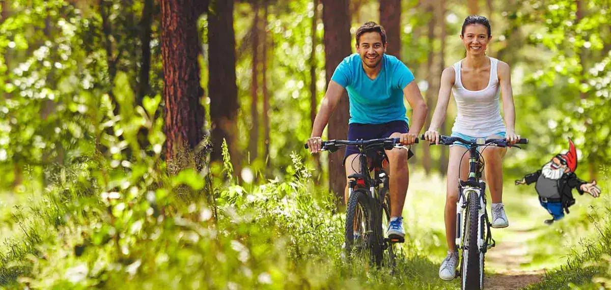 Radfahrendes Paar Ein Paar auf Fahrrädern im Wald