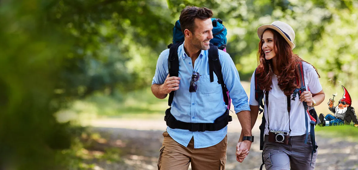 Wanderndes Paar Ein im Wald wanderendes Paar
